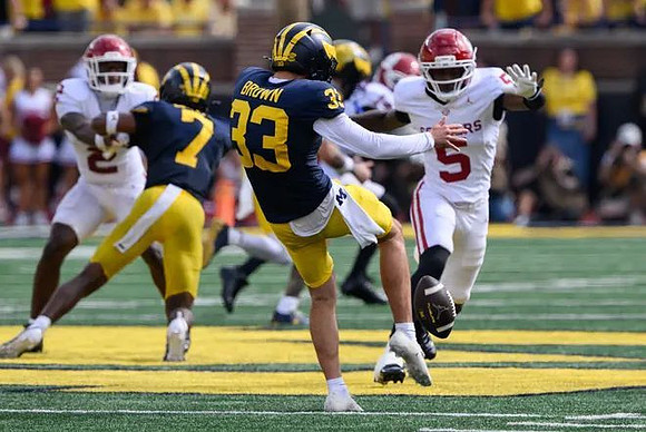 Chris Bracy (7) and Cam Brown (33)