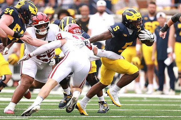 Andrew Sprague (54) and Savion Hiter (5)