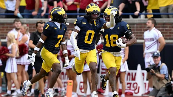 Chris Bracy (7), Jyaire Hill (0), and Troy Bowles (18)