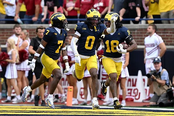 Chris Bracy (7), Jyaire Hill (0), and Troy Bowles (18)