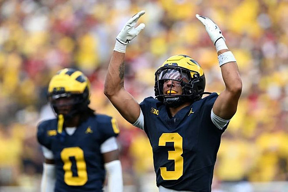 Jyaire Hill (0) and Smith Snowden (3)
