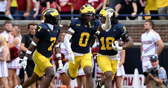 Chris Bracy (7), Jyaire Hill (0), and Troy Bowles (18)