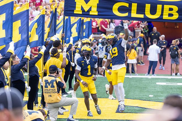 Rod Moore (1) and Bryce Underwood (19)