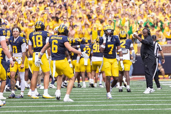 JJ Buchanan (6) and Michigan Team