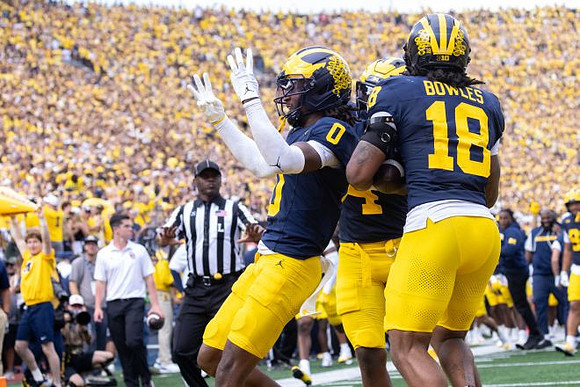 Jyaire Hill (0) and Troy Bowles (18)