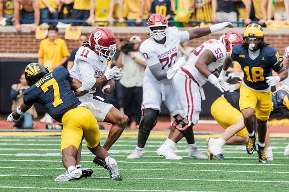 Chris Bracy (7) and Troy Bowles (18)