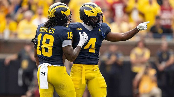 Troy Bowles (18) and Chase Taylor (4)