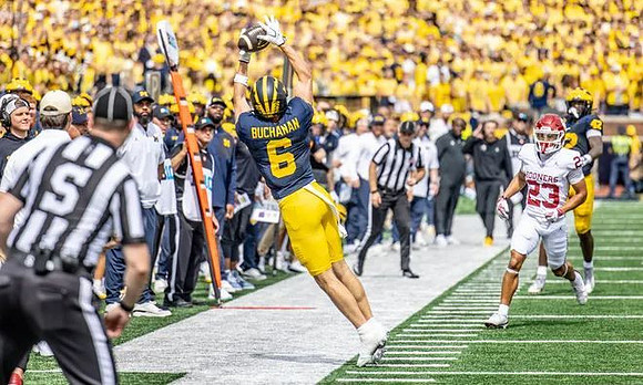 JJ Buchanan (6) and Jalen Hoffman (42)