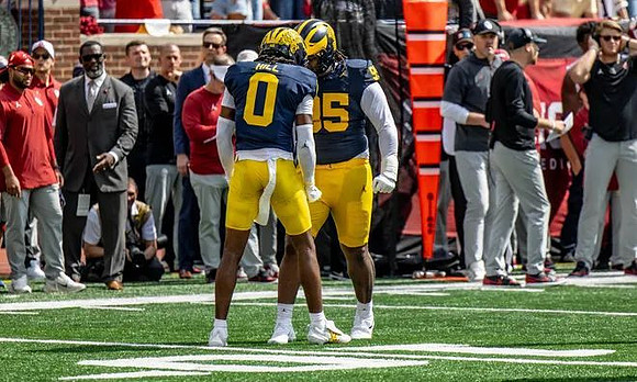 Jyaire Hill (0) and Trey Pierce (95)