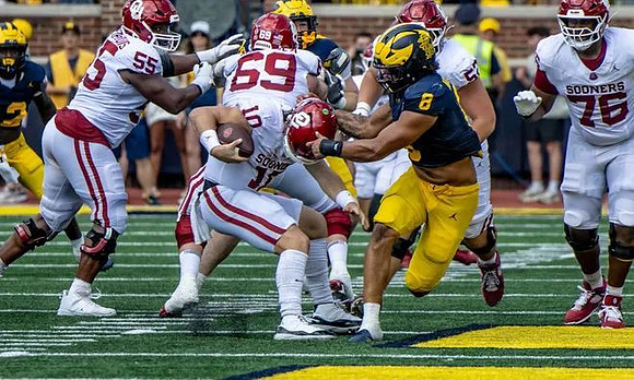Dom Nichols (8) and Shamari Earls (2)