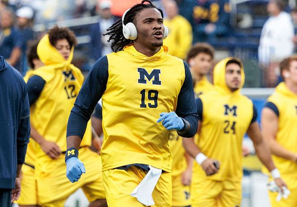 Bryce Underwood (19) and Michigan Team
