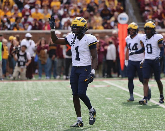 Rod Moore (1), Nathaniel Staehling (44), and Jyaire Hill (0)