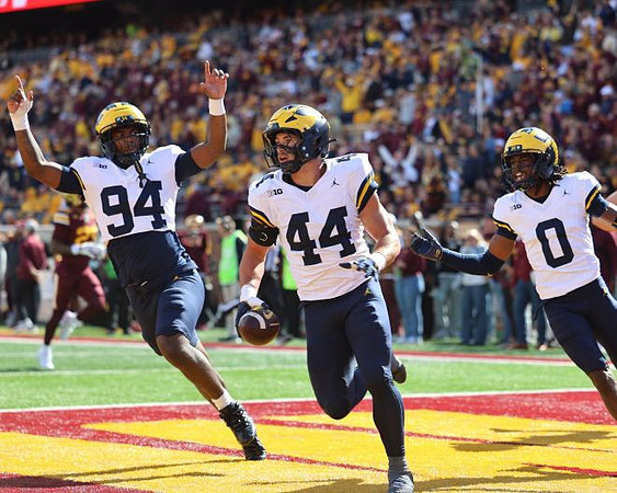 Nate Marshall (94), Nathaniel Staehling (44), and Jyaire Hill (0)