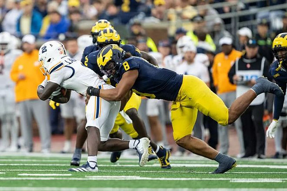 Dom Nichols (8) and Shamari Earls (2)