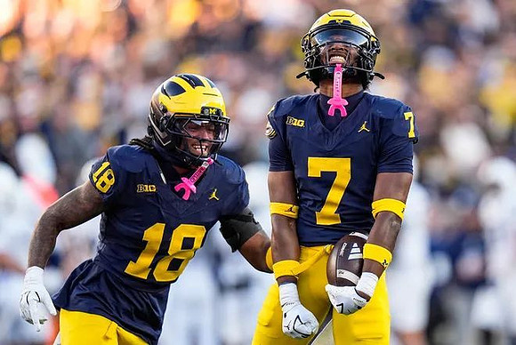 Troy Bowles (18) and Chris Bracy (7)