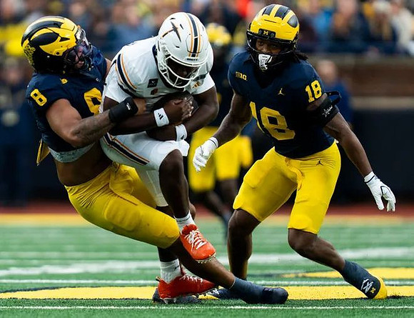 Dom Nichols (8) and Troy Bowles (18)