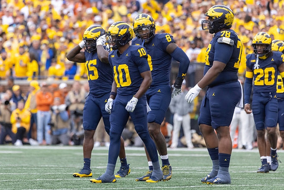 Ernest Hausmann (15), Zeke Berry (10), Derrick Moore (8), Kenneth Grant (78), and Jyaire Hill (20)