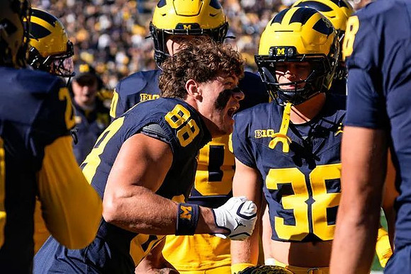 Deakon Tonielli (88) and Michigan Team