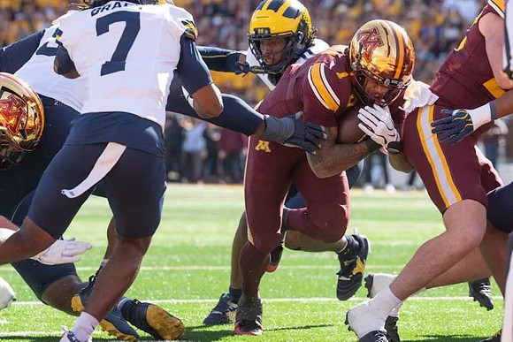 Chris Bracy (7) and Jyaire Hill (0)