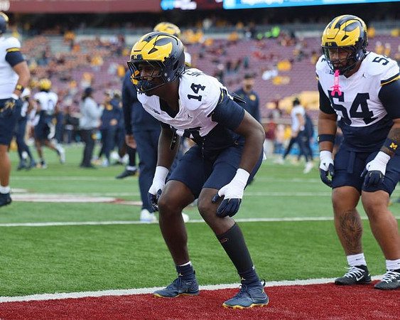 Carter Meadows (14) and Deyvid Palepale (54)