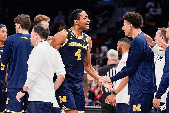 Nimari Burnett (4), Justin Pippen (10), and Michigan Team