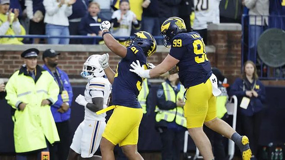 Jonah Lea'ea (91) and Bobby Kanka (99)