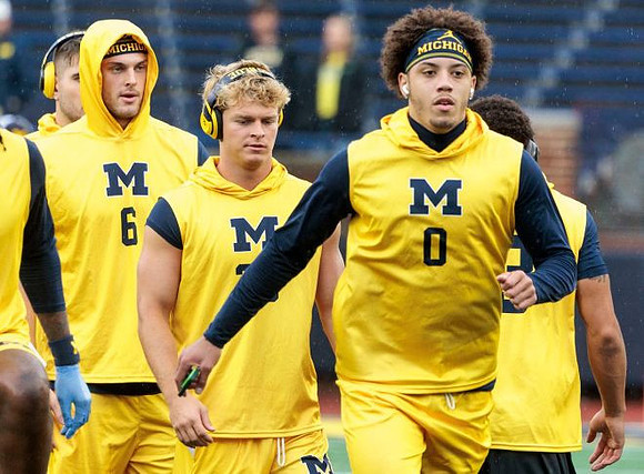 Kendrick Bell (0) and Michigan Team