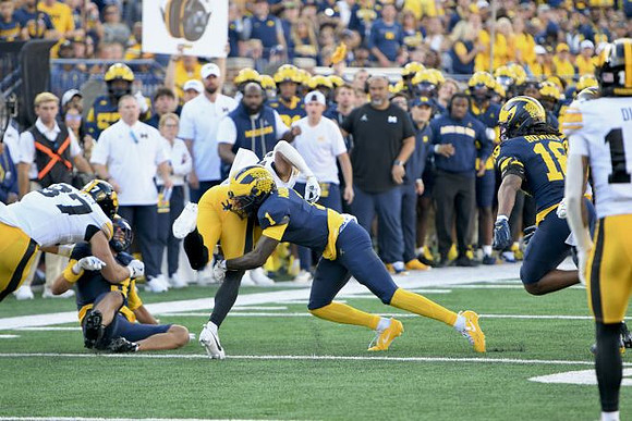 Rod Moore (1) and Troy Bowles (18)