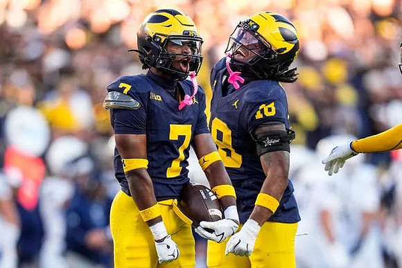 Chris Bracy (7) and Troy Bowles (18)