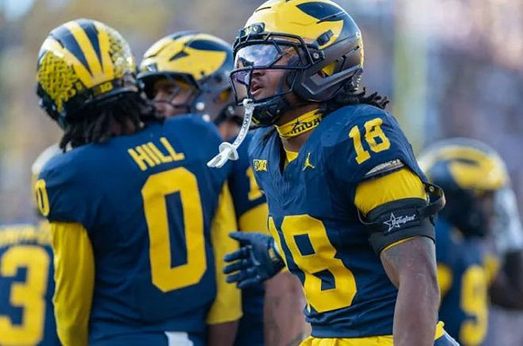 Jyaire Hill (0) and Troy Bowles (18)