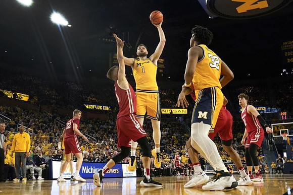 Juwan Howard, Hunter Dickinson (1), and Tarris Reed Jr. (32)