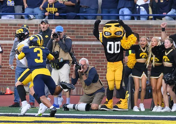 Smith Snowden (3) and Iowa Mascot