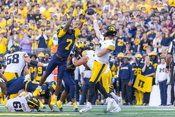 Chris Bracy (7) and Troy Bowles (18)