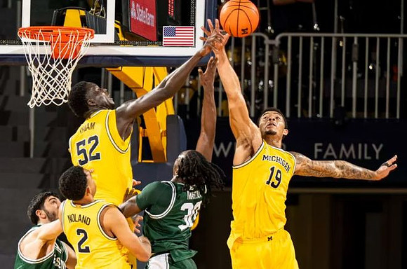 Kenny Noland (2), Moustapha Thiam (52), and Jalen Reed (19)