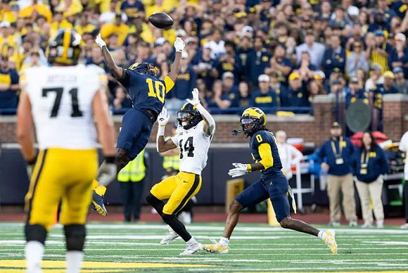 Zeke Berry (10) and Jyaire Hill (0)