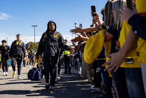 Jordan Marshall (23) and Michigan Team