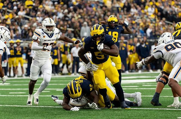 Jalen Hoffman (42), Savion Hiter (5), and Bryce Underwood (19)