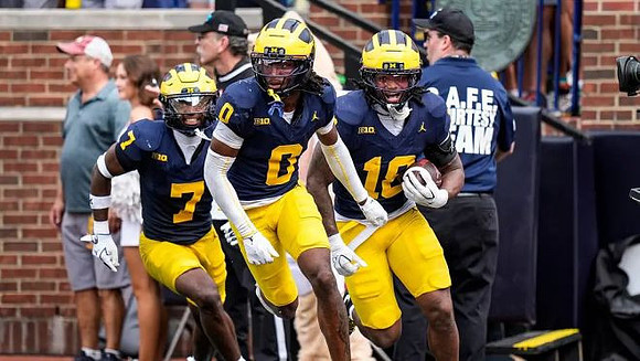 Chris Bracy (7), Jyaire Hill (0), and Troy Bowles (18)