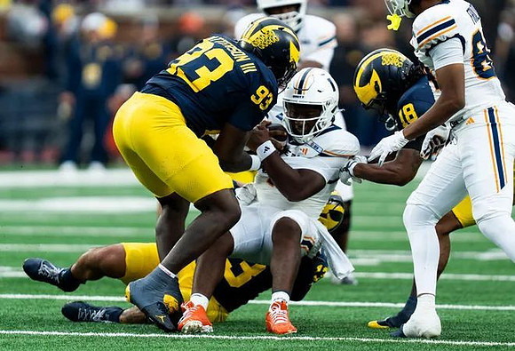 Benny Patterson III (93) and Troy Bowles (18)