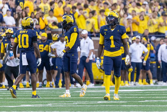 Zeke Berry (10), Jyaire Hill (0), and Rod Moore (1)
