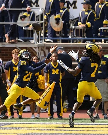 Jyaire Hill (20) and Makari Paige (7)