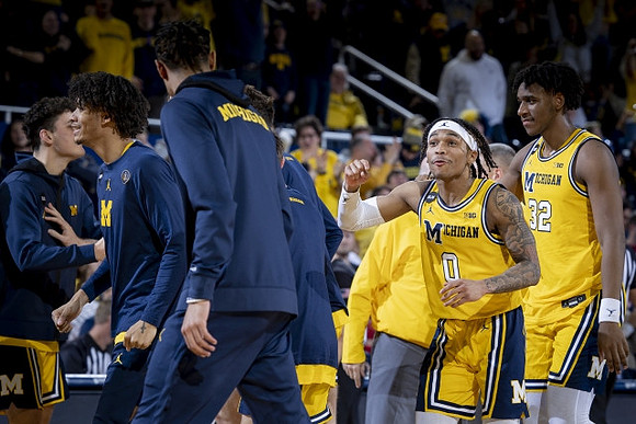 Dug McDaniel (0), Tarris Reed Jr. (32), and Michigan Team