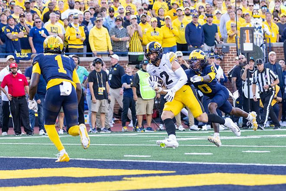Rod Moore (1) and Jyaire Hill (0)