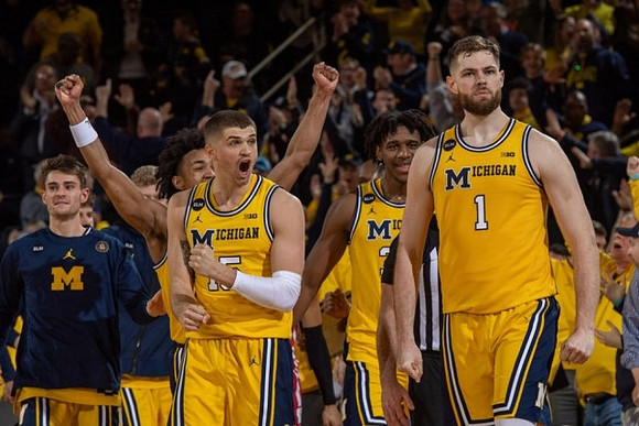 Hunter Dickinson (1) and Michigan Team