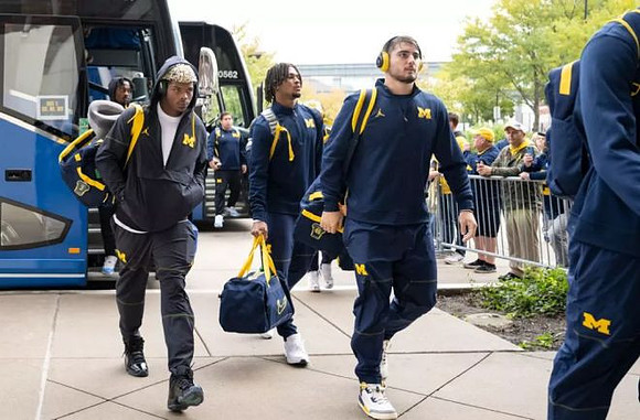 Andrew Marsh (3) and Michigan Team