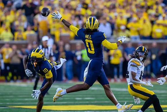 Zeke Berry (10) and Jyaire Hill (0)