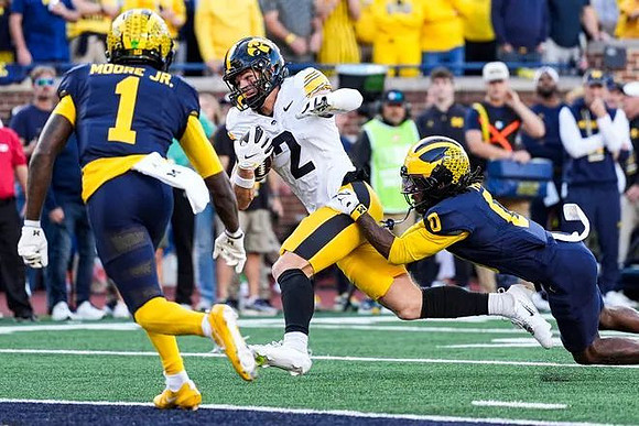 Rod Moore (1) and Jyaire Hill (0)