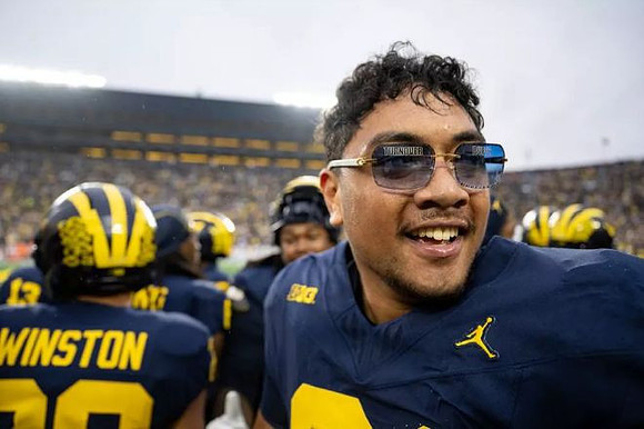 Jonah Lea'ea (91) and Kainoa Winston (28)