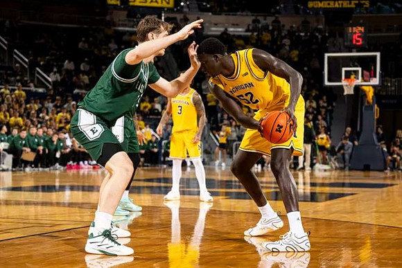 Elliot Cadeau (3) and Moustapha Thiam (52)