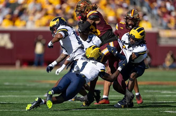 Rod Moore (1) and Jyaire Hill (0)
